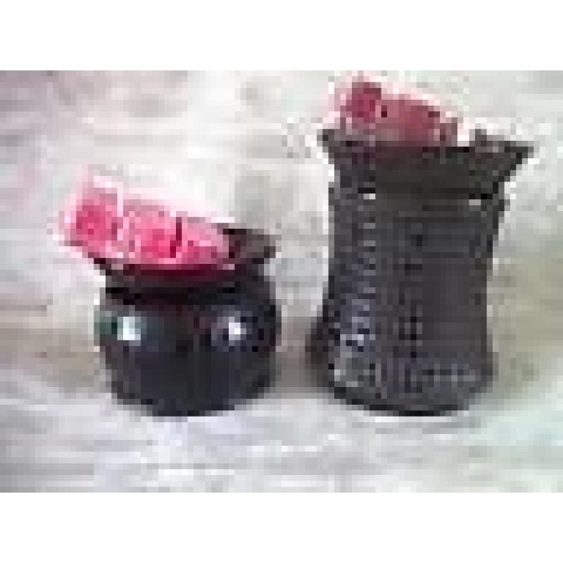 2 ELECTRIC SCENSTY WAX WARMERS(NOT CANDLES NO FLAME) AND WAX EX CON USED A FEW TIMES SMOKE FREE HOME