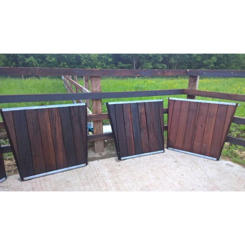 10 Monarch stable hay feeders