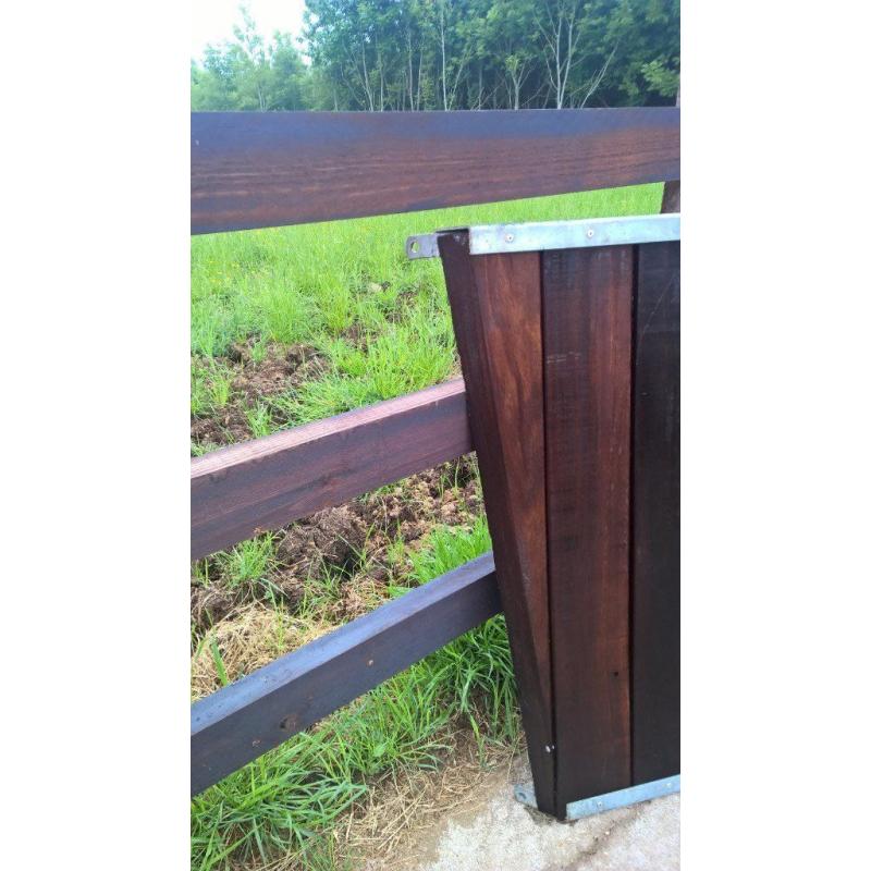10 Monarch stable hay feeders