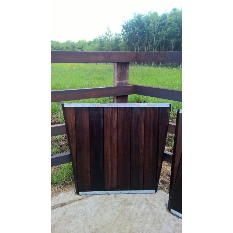 10 Monarch stable hay feeders