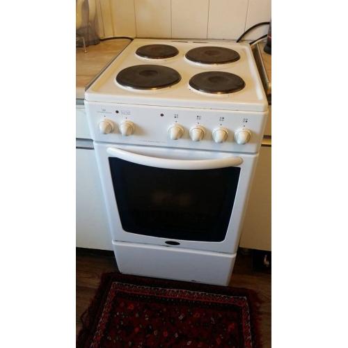 Electric Cooker in white 4 top hobs and oven in colour white