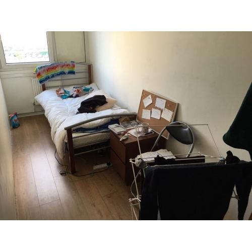 Large Single Room. 15 minutes Walk to Canada Water. Nice Apartment with Balcony. MUST SEE!!
