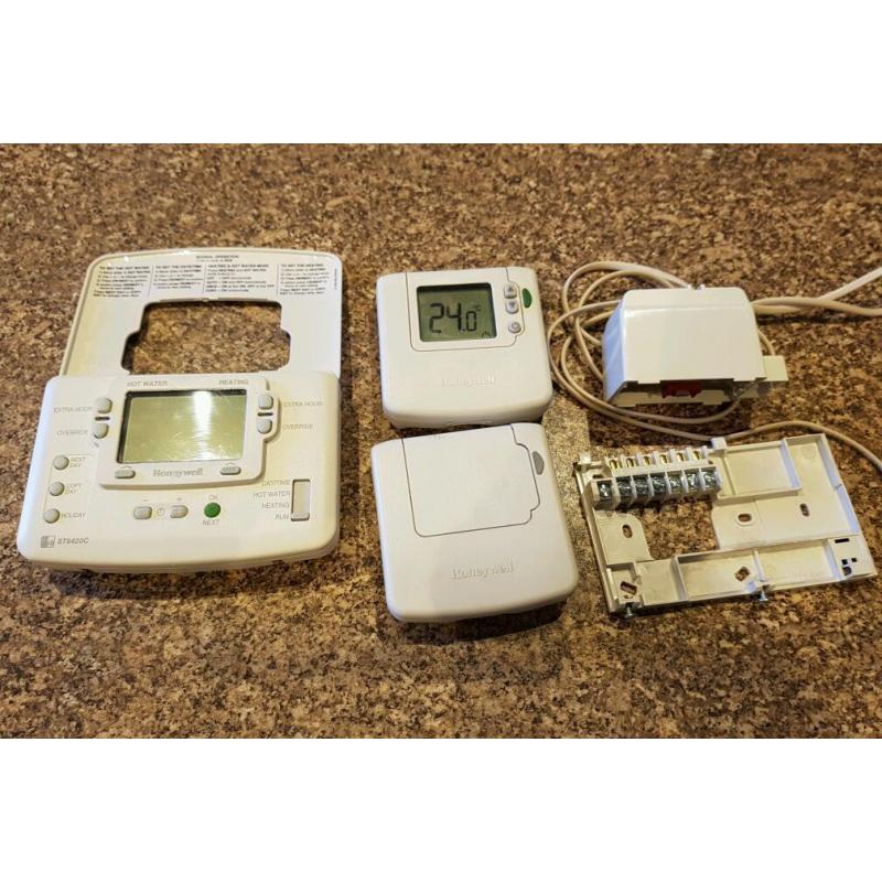 Honeywell sundial RF2 wireless central heating thermostat set.