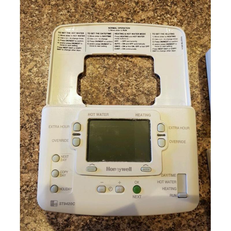 Honeywell sundial RF2 wireless central heating thermostat set.