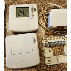 Honeywell sundial RF2 wireless central heating thermostat set.