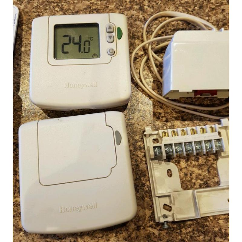 Honeywell sundial RF2 wireless central heating thermostat set.