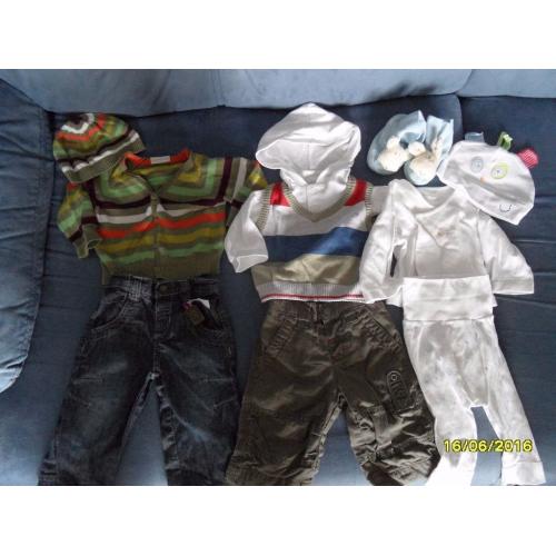 MAMAS & PAPAS 0-3 MONTH BABY BOYS BUNDLE (BOOTIES & HAT 3-6 MONTHS)