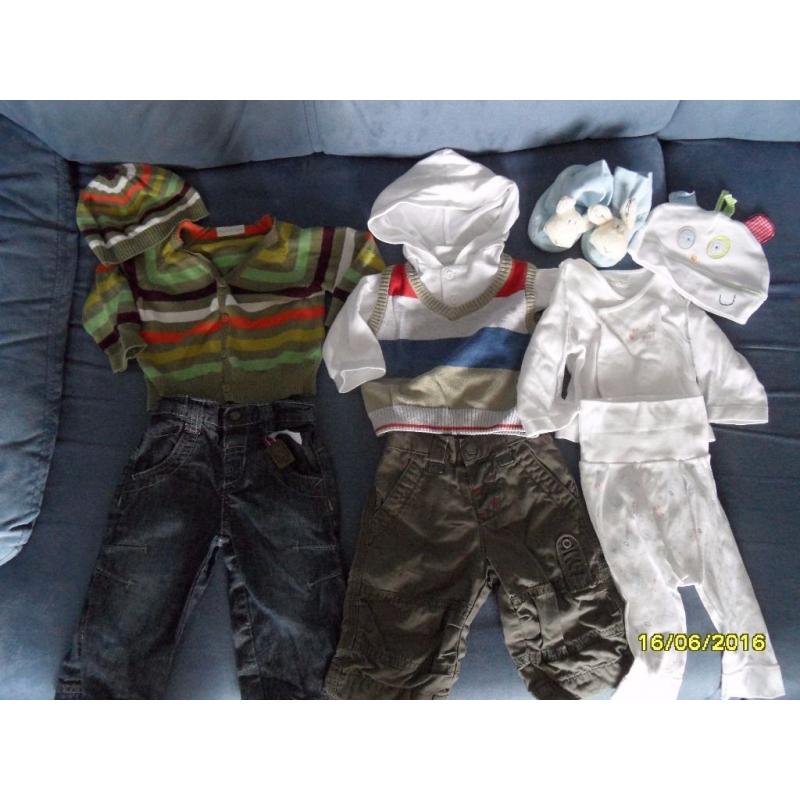 MAMAS & PAPAS 0-3 MONTH BABY BOYS BUNDLE (BOOTIES & HAT 3-6 MONTHS)