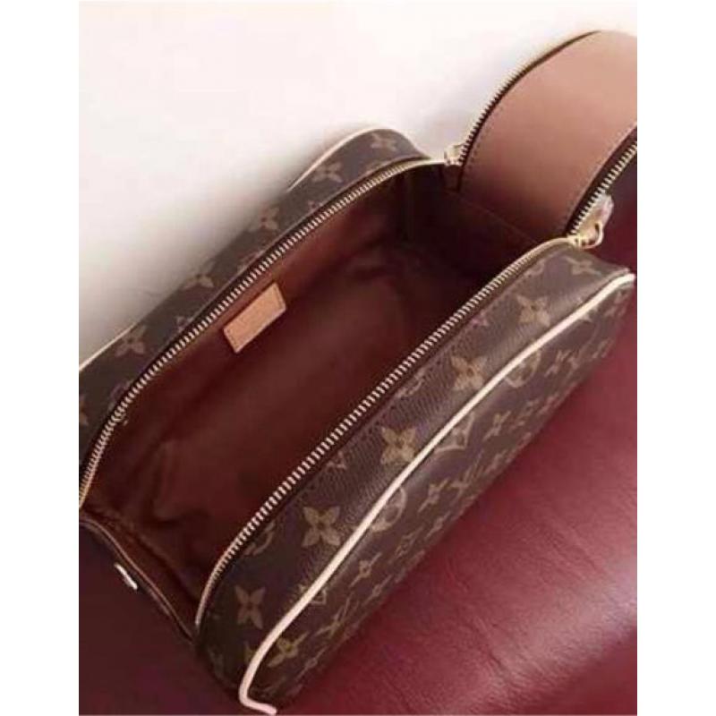 Men's essential Lv bag Louis Vuitton