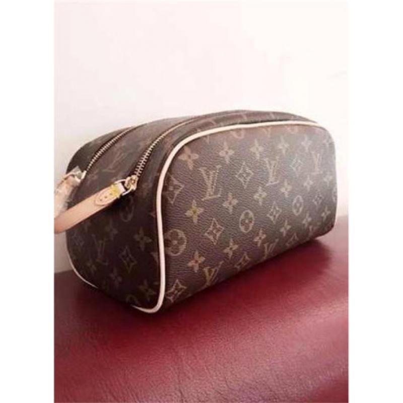 Men's essential Lv bag Louis Vuitton