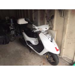 2011 Yamaha vity 125, white, motd til July 2017, box & screen, excellent confition. Garaged