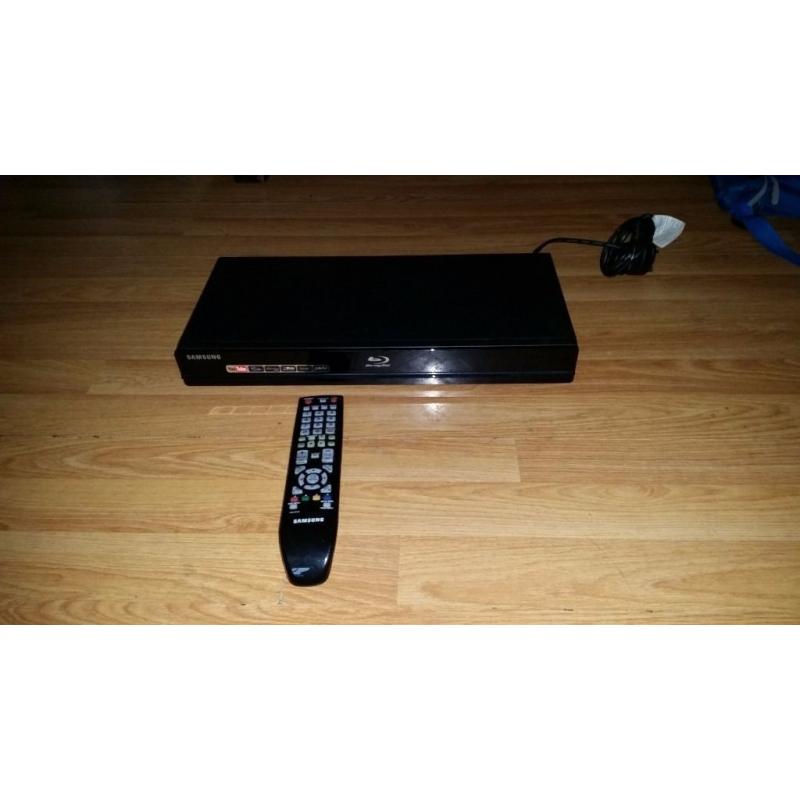Samsung BD-P1600 Blu-ray Player w/ Remote, HDMI, And Extras Cables