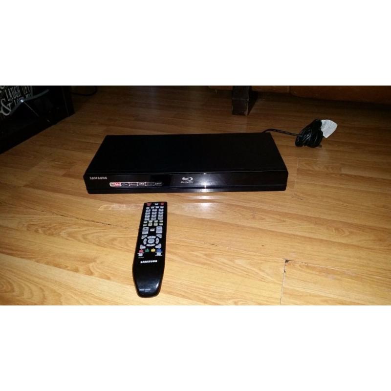 Samsung BD-P1600 Blu-ray Player w/ Remote, HDMI, And Extras Cables