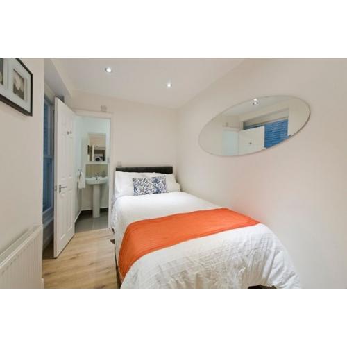IMMACULATE DOUBLE ROOM with PRIVATE BATHROOM, ALL BILLS INCLUDED!!!