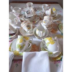 JOB LOT 16 VINTAGE CHINA CUP TRIOS T'CLOTHS/NAPKINS WEDDING TEA PARTY