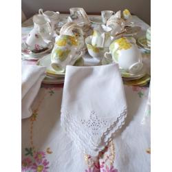 JOB LOT 16 VINTAGE CHINA CUP TRIOS T'CLOTHS/NAPKINS WEDDING TEA PARTY