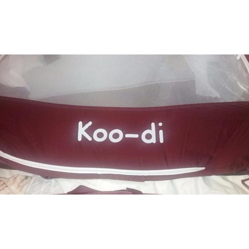 Koo-di aubergine colour bubble travel cot