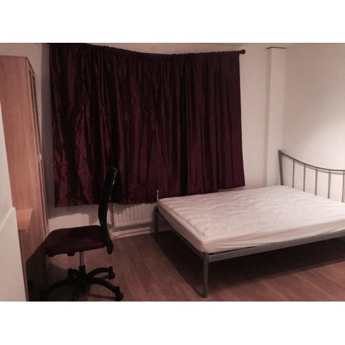 Big single room to rent near burnt oak station