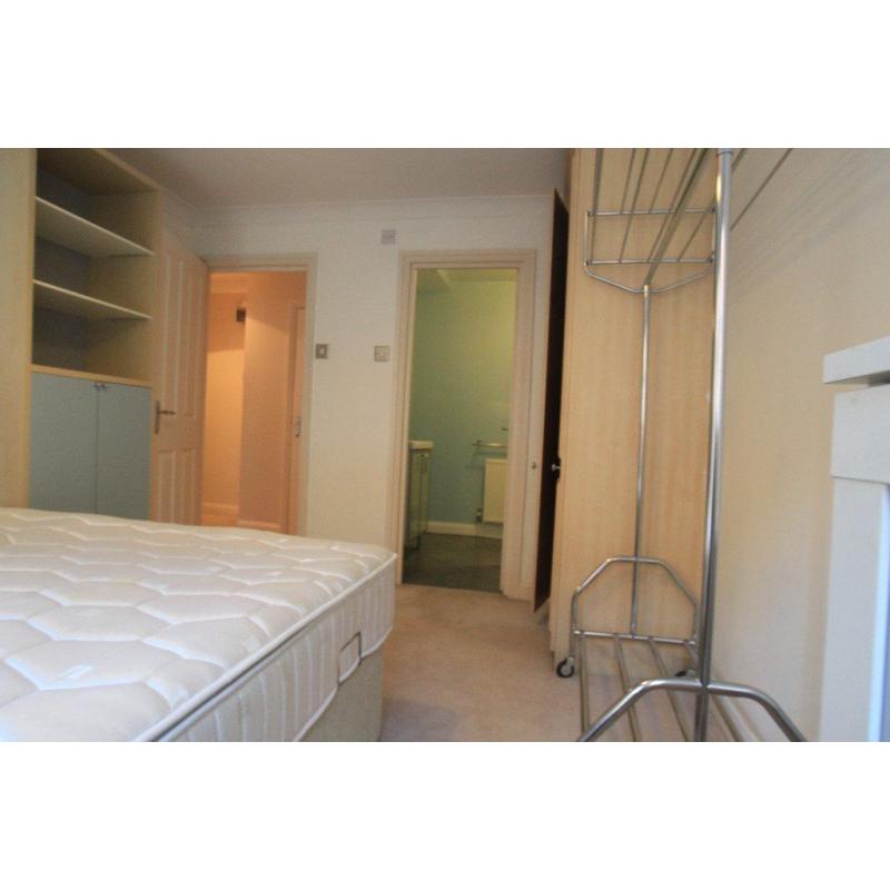D. Giant EN SUITE Double room in farringdon-Zone1 *all bills incl*