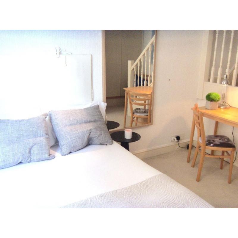 SHORT TERM flat SHARE: Big bedroom AVAILABLE (Aug to Dec). Earl's Court, Zone 1. Flexible dates...
