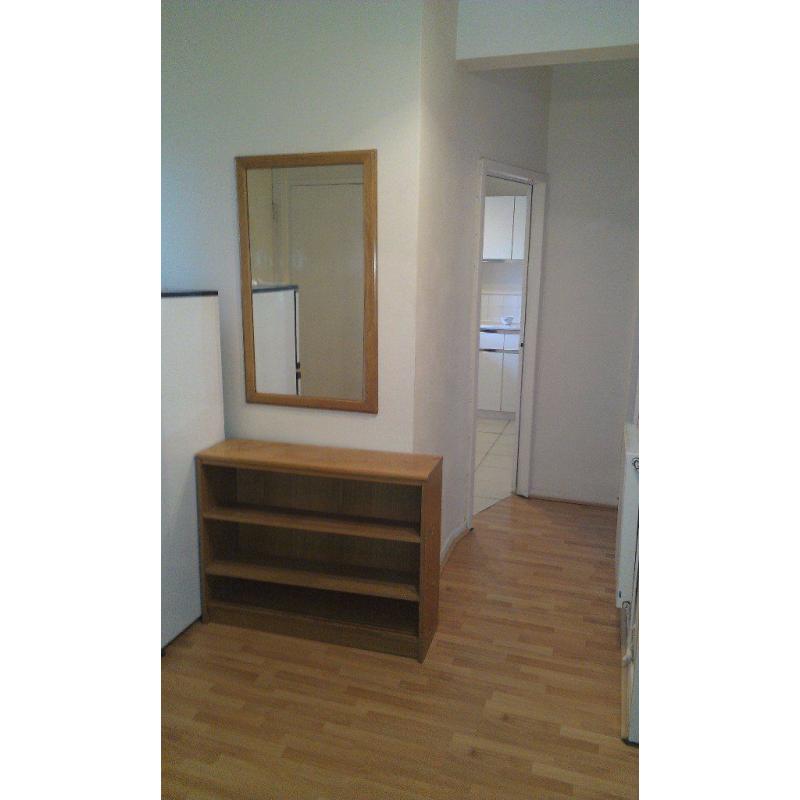 BRIXTON HILL ROOM WITH ALL BILLS IN AVAILABLE NOW
