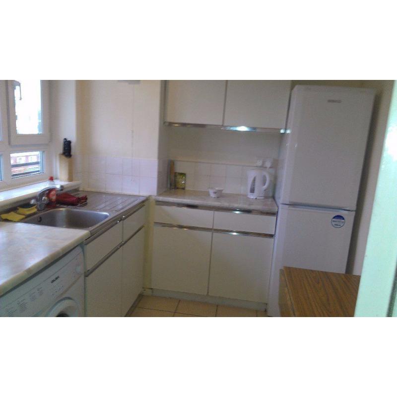 BRIXTON HILL ROOM WITH ALL BILLS IN AVAILABLE NOW
