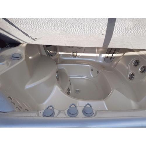 LARGE JACUZZI