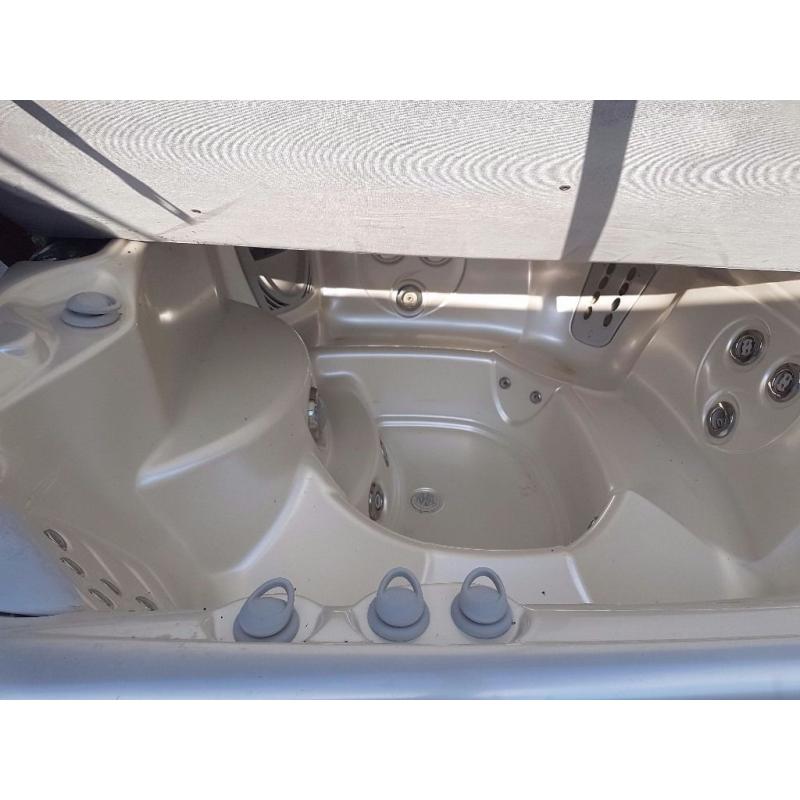 LARGE JACUZZI