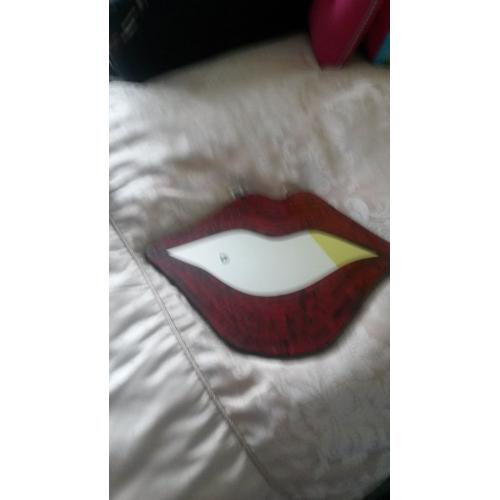 RED LIP MIRROR