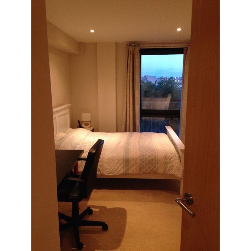 WEST END FLAT: Double room comes with family washroom in 2 bedroom modern flat