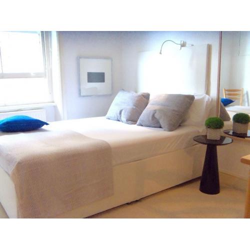 SHORT TERM flat SHARE: Big bedroom AVAILABLE (Aug to Dec). Earl's Court, Zone 1. Flexible dates...