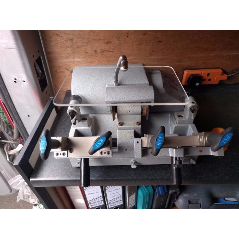 RST TM800 Key Cutting Machine with 2 x Keyboards Plus Keys