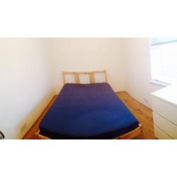 Double bedroom AVAILABLE NOW E13
