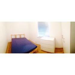Double bedroom AVAILABLE NOW E13