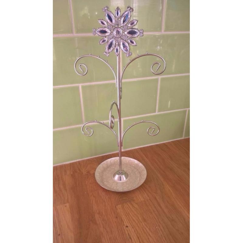 Cute jewellery holder, ideal for a girly dressing up corner :)