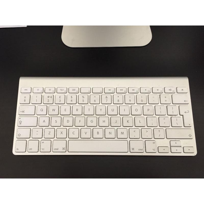 Apple iMac 21.5 Inch with Magic mouse/Trackpad/Keyboard & Apple USB superdrive