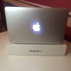 2014 MacBook Air 11 (i5,256ssd, 4ram)