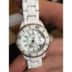 CLASSIC LADIES CHANEL J12 WHITE CERAMIC 33MM QUARTZ WRIST WATCH W/ BOX