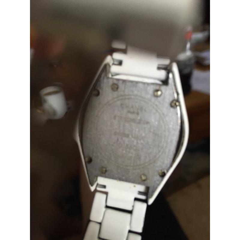 CLASSIC LADIES CHANEL J12 WHITE CERAMIC 33MM QUARTZ WRIST WATCH W/ BOX