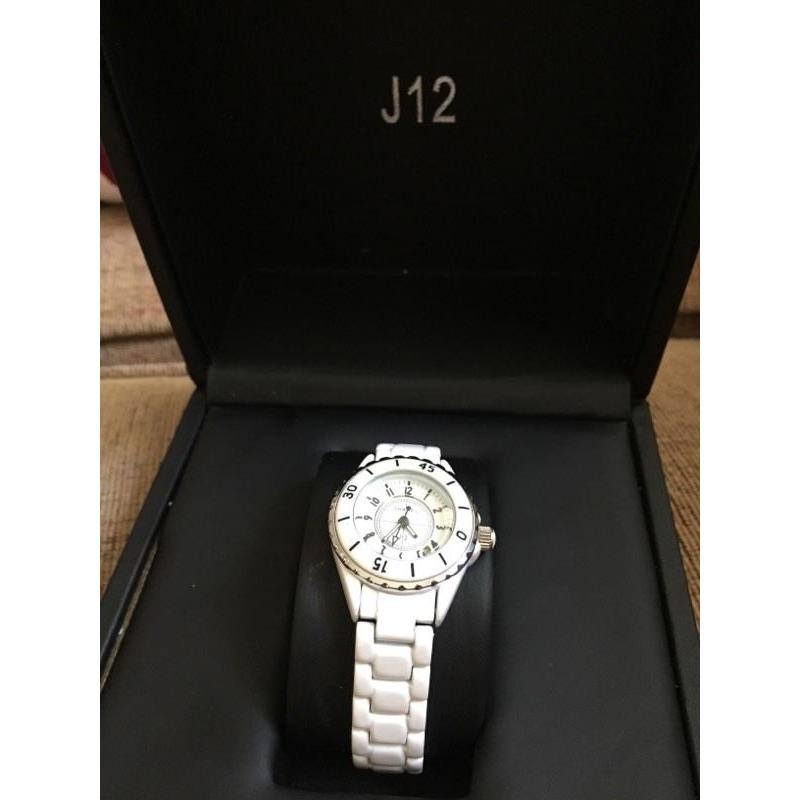 CLASSIC LADIES CHANEL J12 WHITE CERAMIC 33MM QUARTZ WRIST WATCH W/ BOX