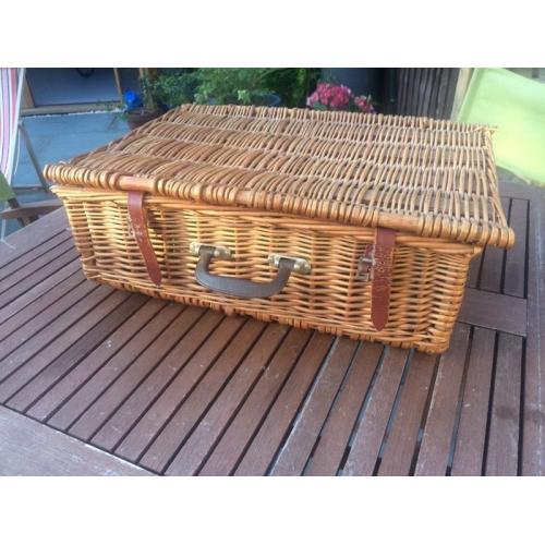 Wicker picnic basket