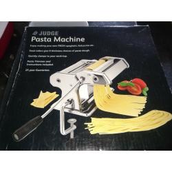 Pasta machine with ravioli press