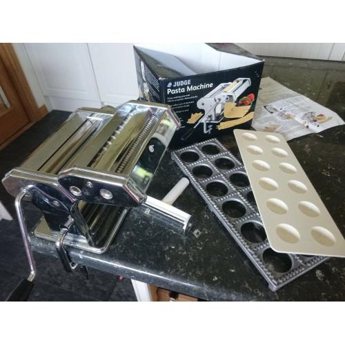 Pasta machine with ravioli press