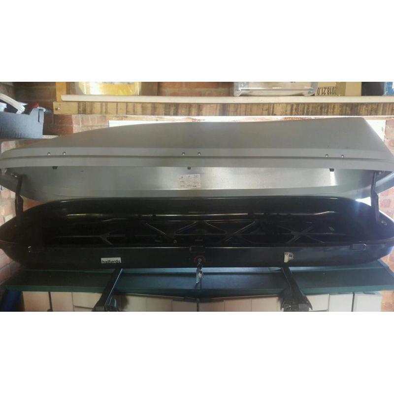 Roof box and bars