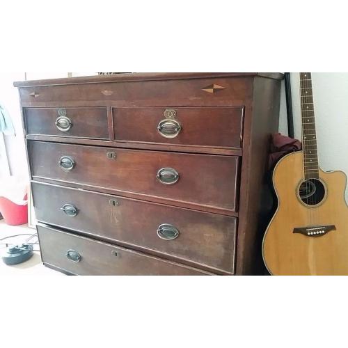 Wooden chest of drawers