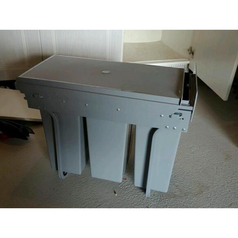Kitchen cupboard recycle bin