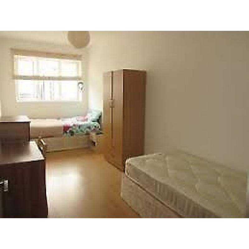 very nice double room is available in Old Kent road in sharing with girl