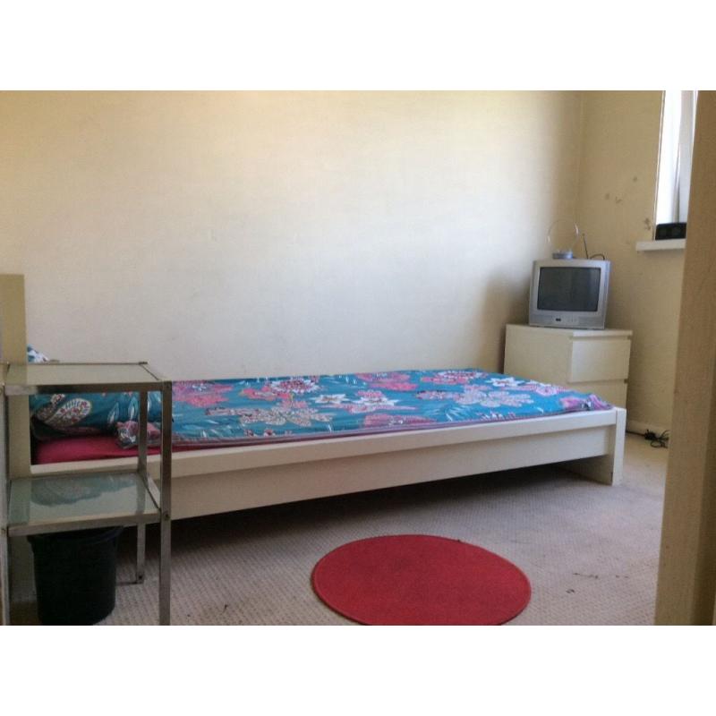 Good size single 5 min walking distance from Leytonstone underground