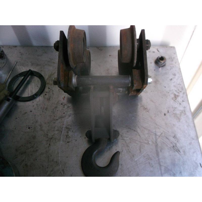 Rolling beam clamp with hook 145mm distance between wheels