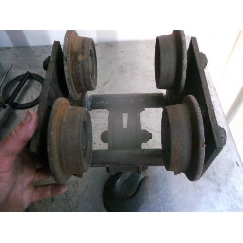 Rolling beam clamp with hook 145mm distance between wheels